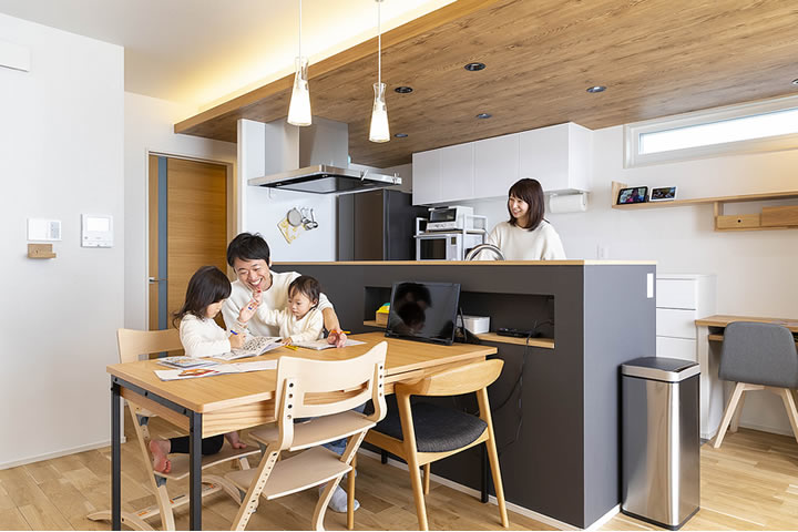 家中があたたかい光が溢れるサンクンリビングの家。