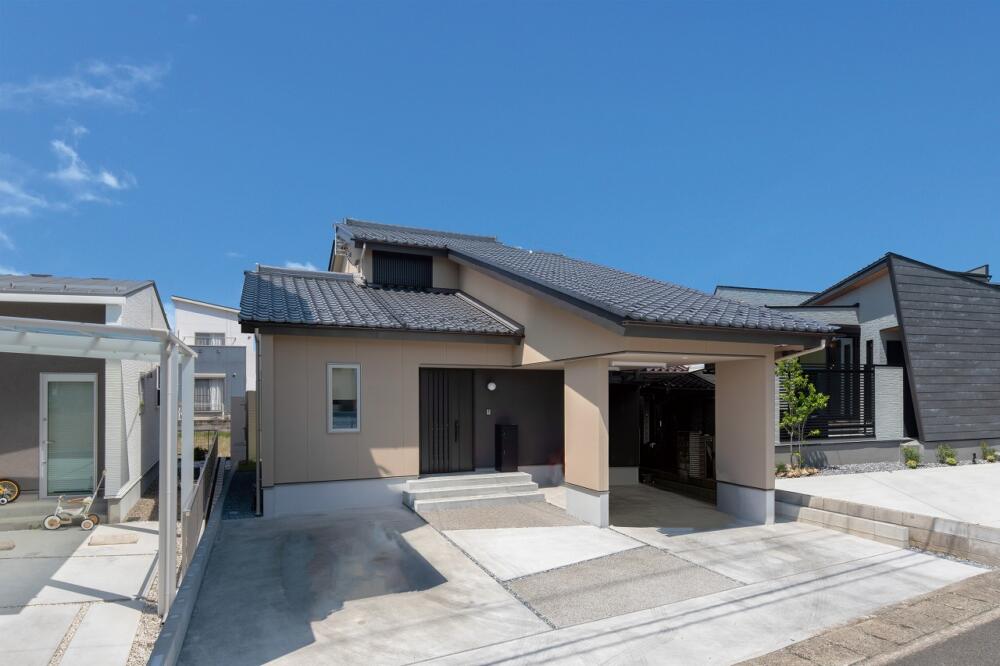 瓦屋根の下にナチュラルな暮らしの家