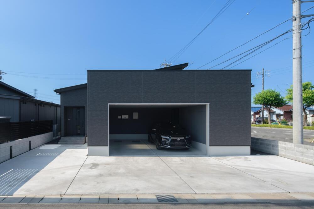 階段のない暮らしと、 心地よく過ごせる住まいを叶えた こだわりの平屋。